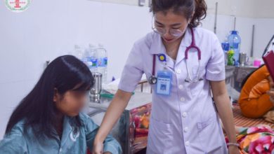 Bác sĩ thăm khám Bệnh nhân tại Khoa Vảy nến – Tự miễn Bệnh viện Phong – Da liễu TW Quy Hòa